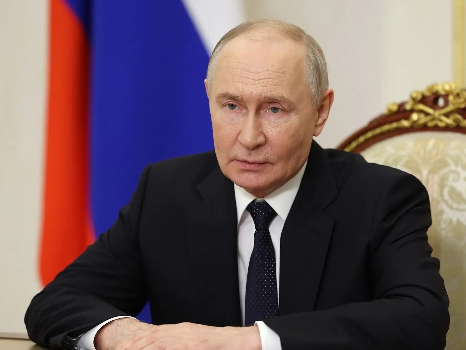 Владимир Путин поздравил выпускников с окончанием школы.